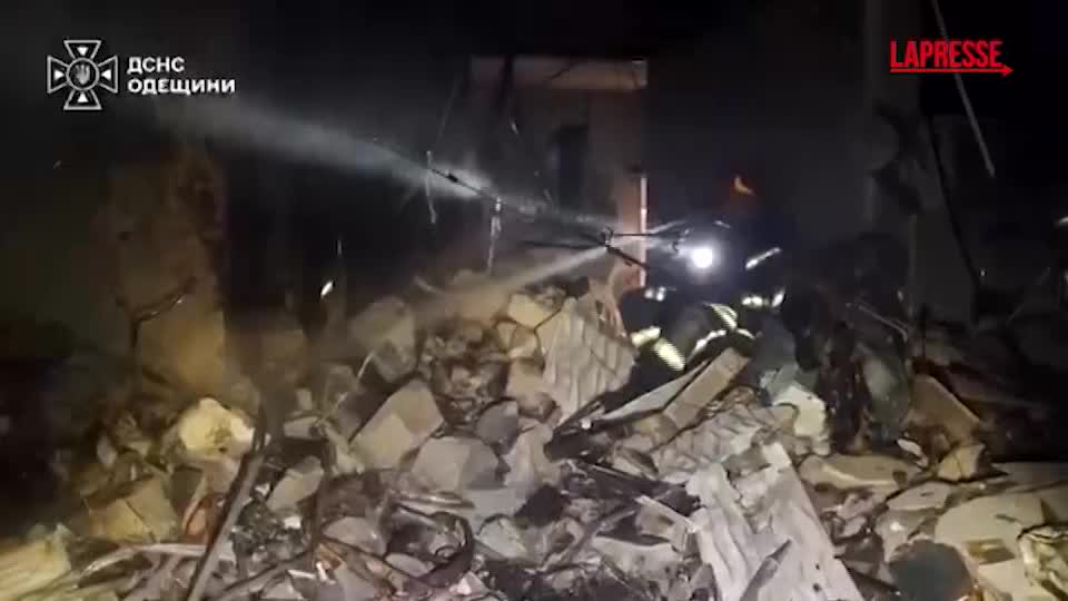 ucraina attacco russo su odessa i soccorritori tra le macerie da Lapresse.it ucraina attacco russo su odessa i soccorritori tra le macerie