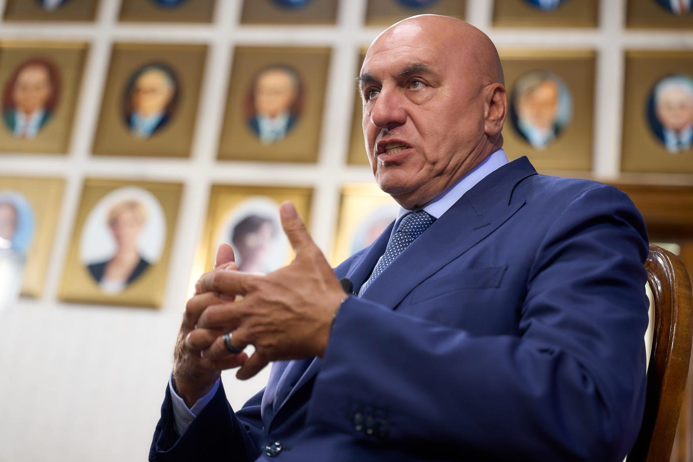 Crosetto: “Le navi italiane potranno passare dallo Stretto di Bab el-Mandeb”