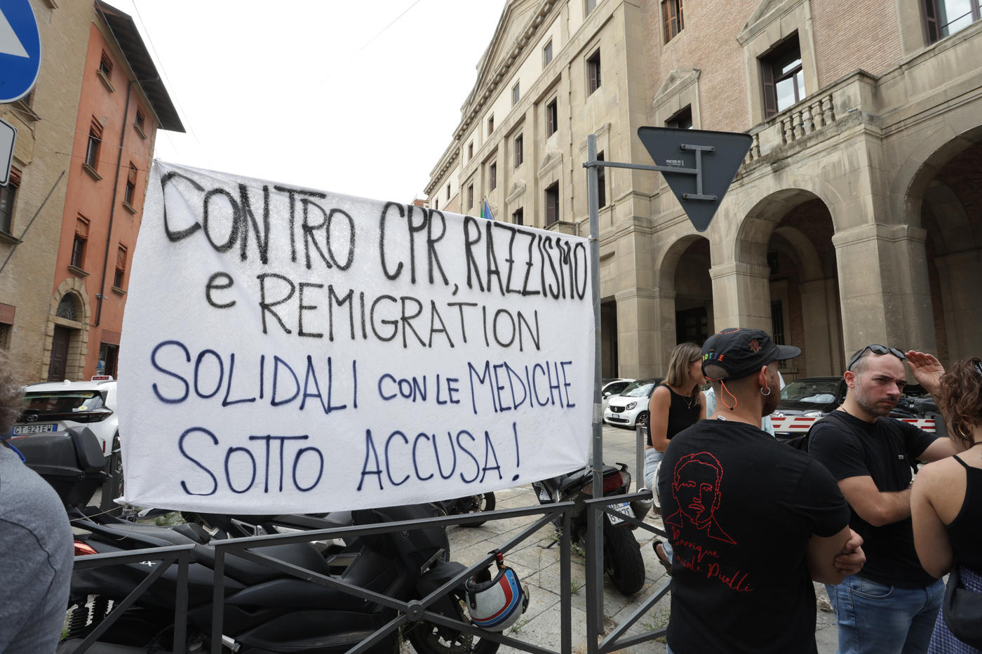 falsi certificati medici per bloccare l8217invio di migranti nei cpr perquisizioni per 23 medici da Lapresse.it falsi certificati medici per bloccare l8217invio di migranti nei cpr perquisizioni per 23 medici