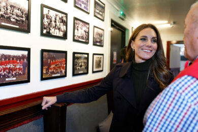 La principessa Kate in visita al Bute Shinty Club di Rothesay in occasione di una visita reale sull'Isola di Bute, in Scozia (Jeff J Mitchell/Pool Photo via AP)