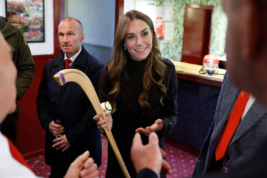 La principessa Kate in visita al Bute Shinty Club di Rothesay in occasione di una visita reale sull'Isola di Bute, in Scozia (Jeff J Mitchell/Pool Photo via AP)