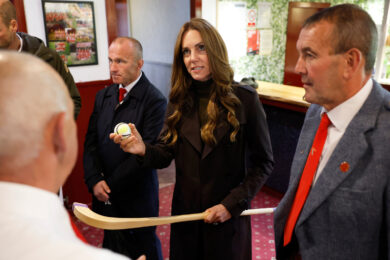 La principessa Kate in visita al Bute Shinty Club di Rothesay in occasione di una visita reale sull'Isola di Bute, in Scozia (Jeff J Mitchell/Pool Photo via AP)