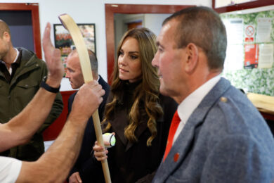 La principessa Kate in visita al Bute Shinty Club di Rothesay in occasione di una visita reale sull'Isola di Bute, in Scozia (Jeff J Mitchell/Pool Photo via AP)