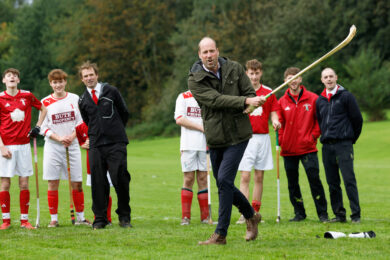 Il Principe William in visita al Bute Shinty Club di Rothesay in occasione di una visita reale sull'Isola di Bute, in Scozia (Jeff J Mitchell/Pool Photo via AP)