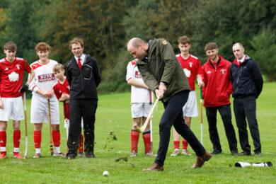 Il Principe William in visita al Bute Shinty Club di Rothesay in occasione di una visita reale sull'Isola di Bute, in Scozia (Jeff J Mitchell/Pool Photo via AP)