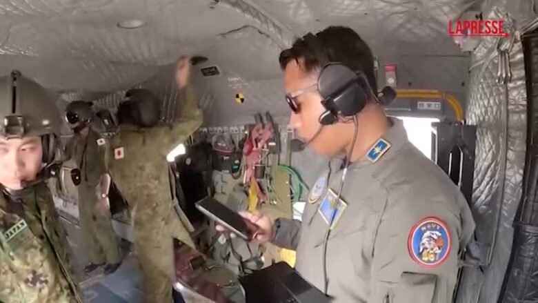 Indonesia, il Giappone interviene contro gli incendi boschivi: le immagine dall'interno degli elicotteri