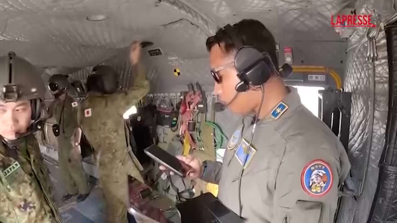 indonesia il giappone interviene contro gli incendi boschivi le immagine dall interno degli elicotteri da Lapresse.it indonesia il giappone interviene contro gli incendi boschivi le immagine dall interno degli elicotteri