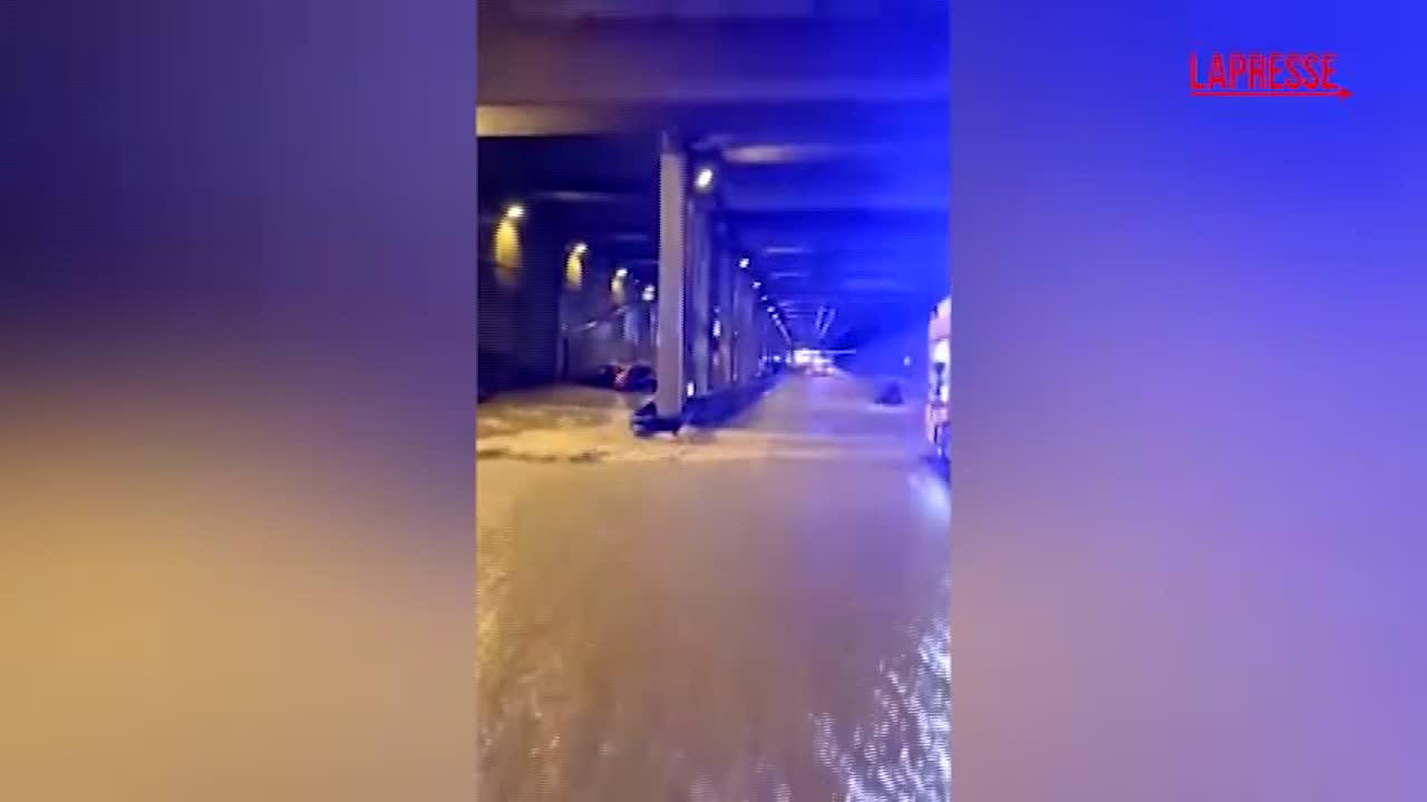 spagna una galleria si allaga a barcellona per le forti piogge da Lapresse.it spagna una galleria si allaga a barcellona per le forti piogge