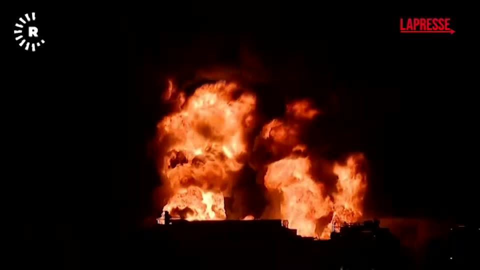 iraq enorme incendio in un deposito di carburante il cielo notturno illuminato dalle fiamme da Lapresse.it iraq enorme incendio in un deposito di carburante il cielo notturno illuminato dalle fiamme