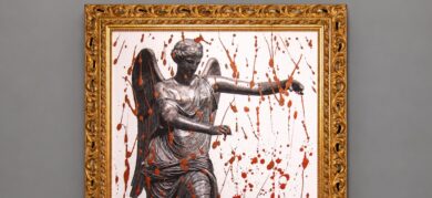 Brescia, la Vittoria Alata si ‘sporca’ di sangue: l’opera al Museo di Santa Giulia