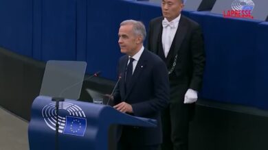Carney all'Eurocamera, in aula c'è chi urla 'Usa, Usa': il premier canadese sorride