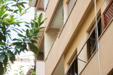 Bambino di 5 anni cade dal balcone ed è gravissimo: il piccolo era solo in casa