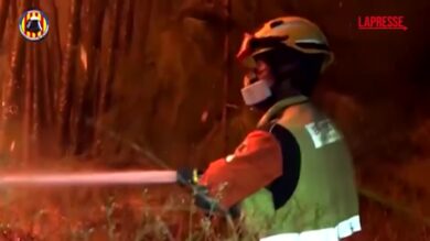Spagna, i vigili del fuoco domano gli incendi a Valencia: le immagini nel mezzo delle fiamme