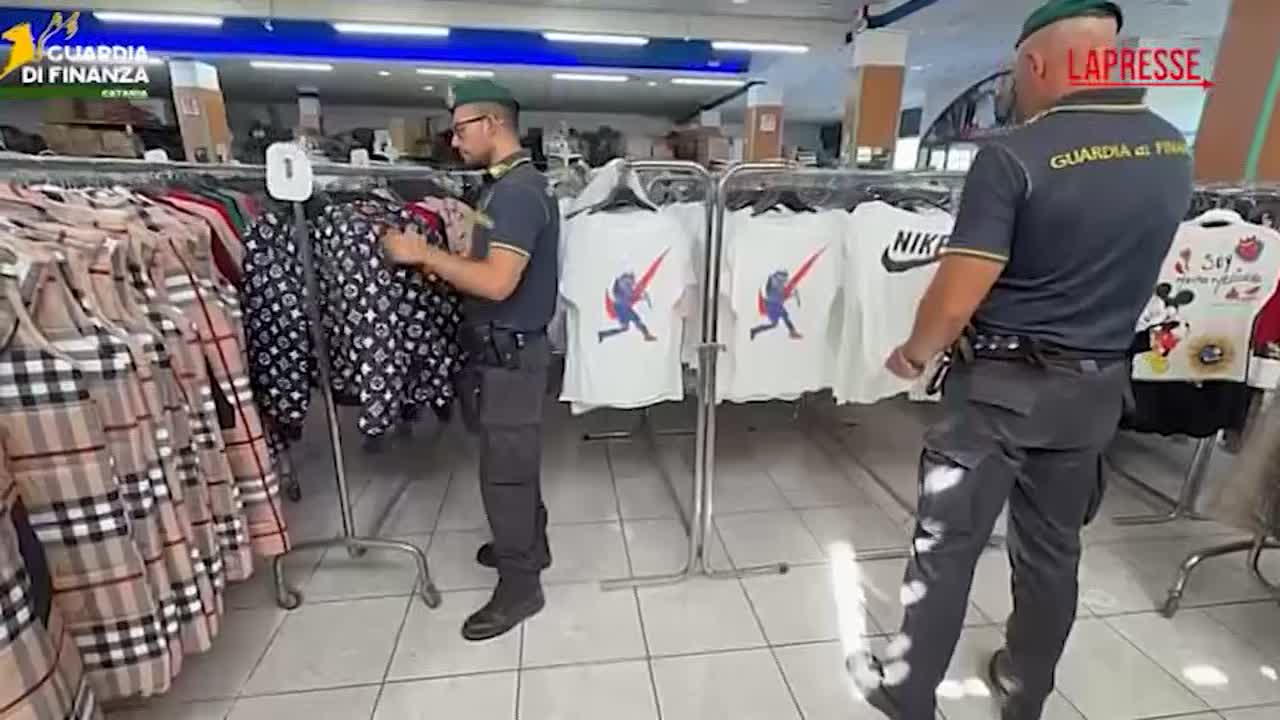 catania sequestrati 4400 capi contraffatti l enorme magazzino con versace moncler e louis vuitton da Lapresse.it catania sequestrati 4400 capi contraffatti l enorme magazzino con versace moncler e louis vuitton