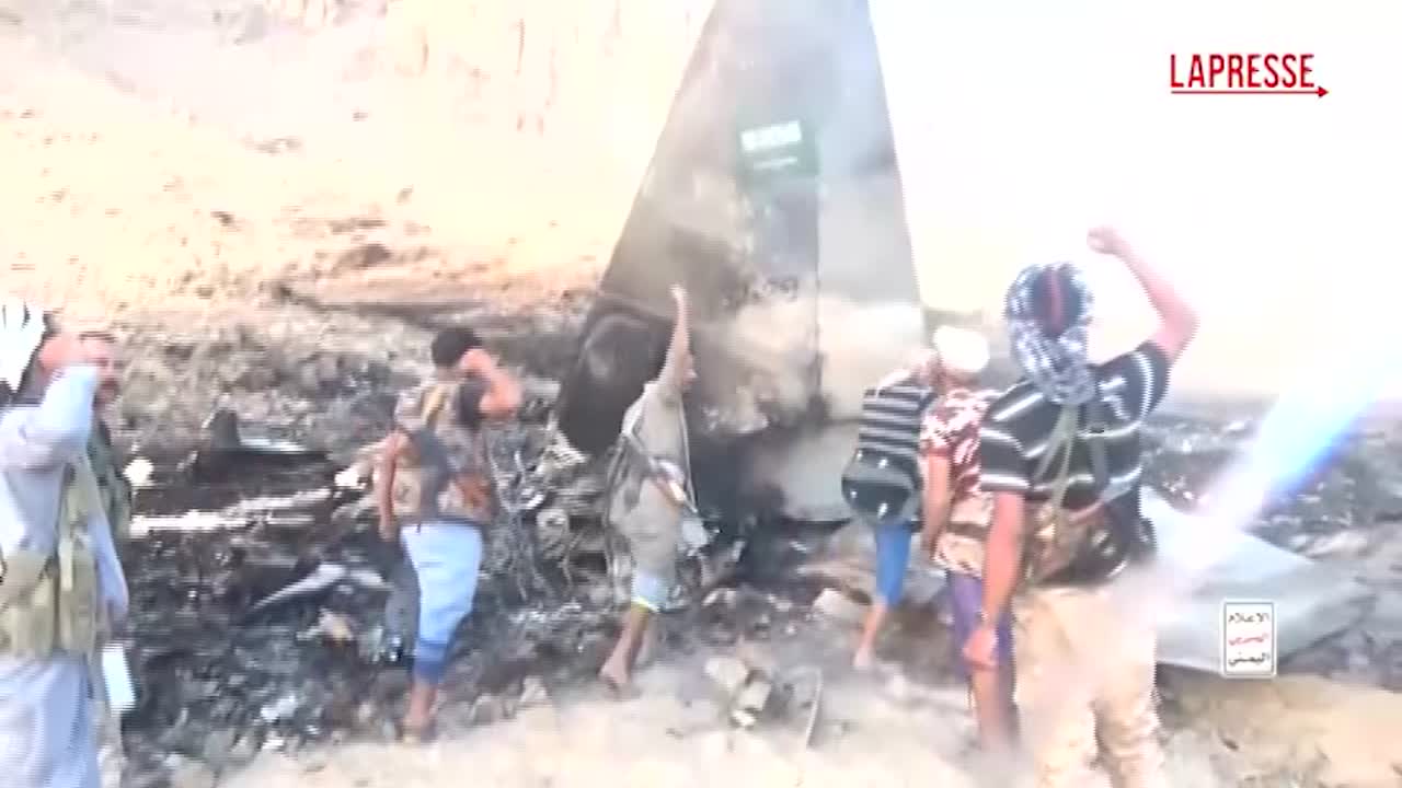 yemen gli houthi diffondono un video dei ribelli davanti a un caccia saudita abbattuto da Lapresse.it yemen gli houthi diffondono un video dei ribelli davanti a un caccia saudita abbattuto