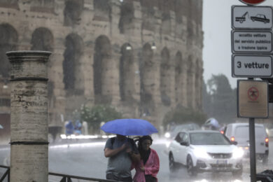 Meteo Roma, bomba d’acqua sulla Capitale. Allerta maltempo in 12 regioni