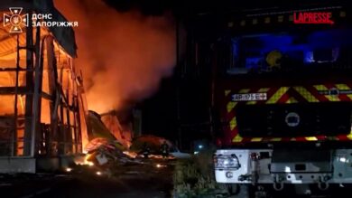 Ucraina, droni russi su Zaporizhzhia: in fiamme centro commerciale