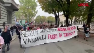 Vannacci a Torino, cori e slogan dei manifestanti contro il leader di Fn