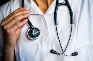 Sanità: le donne guadagnano il 28% di meno ogni mese in tutta Europa
