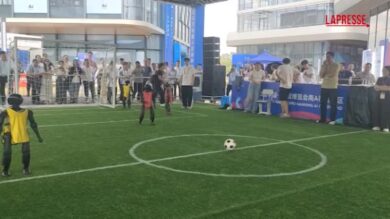 Cina, a Nanning i robot si sfidano sui campi da calcio