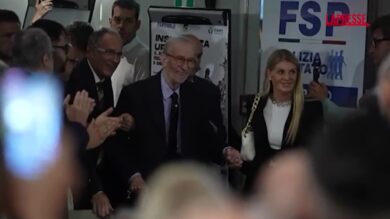 Vittorio Feltri a un convegno con Vannacci, l'applauso della sala a Torino