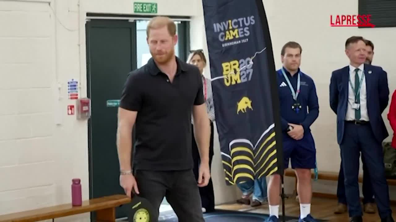 Il principe Harry gioca a pickleball in una scuola a Birmingham
