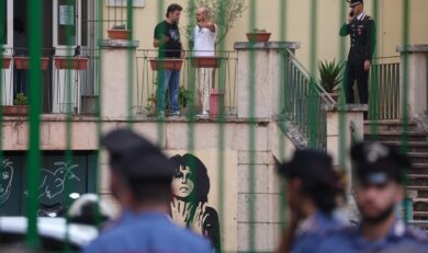 Roma, studente accoltella insegnante in scuola media