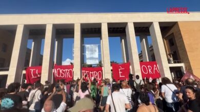 Spin time, studenti forzano blocco a La Sapienza e srotolano uno striscione