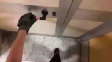 Roma, il video dello studente che ha accoltellato l'insegnante: la preparazione e poi entra in azione