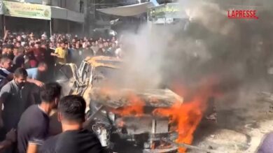 Gaza, attacco israeliano contro veicolo civile: le immagini del mezzo in fiamme