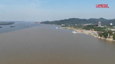 Cina, il raro fenomeno "bicolore" alla confluenza tra il fiume Yangtze e il lago Poyang
