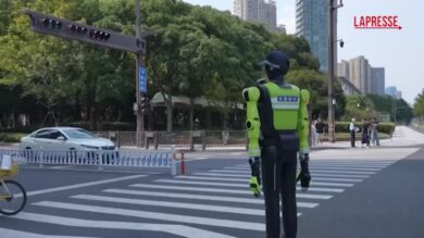 Cina, i robot vigili urbani diventano sempre più "intelligenti": ecco come funzionano