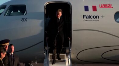 Francia, Macron in visita a Saint-Pierre-et-Miquelon: la calorosa accoglienza