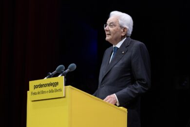 Mattarella alla chiusura di Pordenonelegge: “Fase caratterizzata da crescente tentazione di democrazia illiberale”