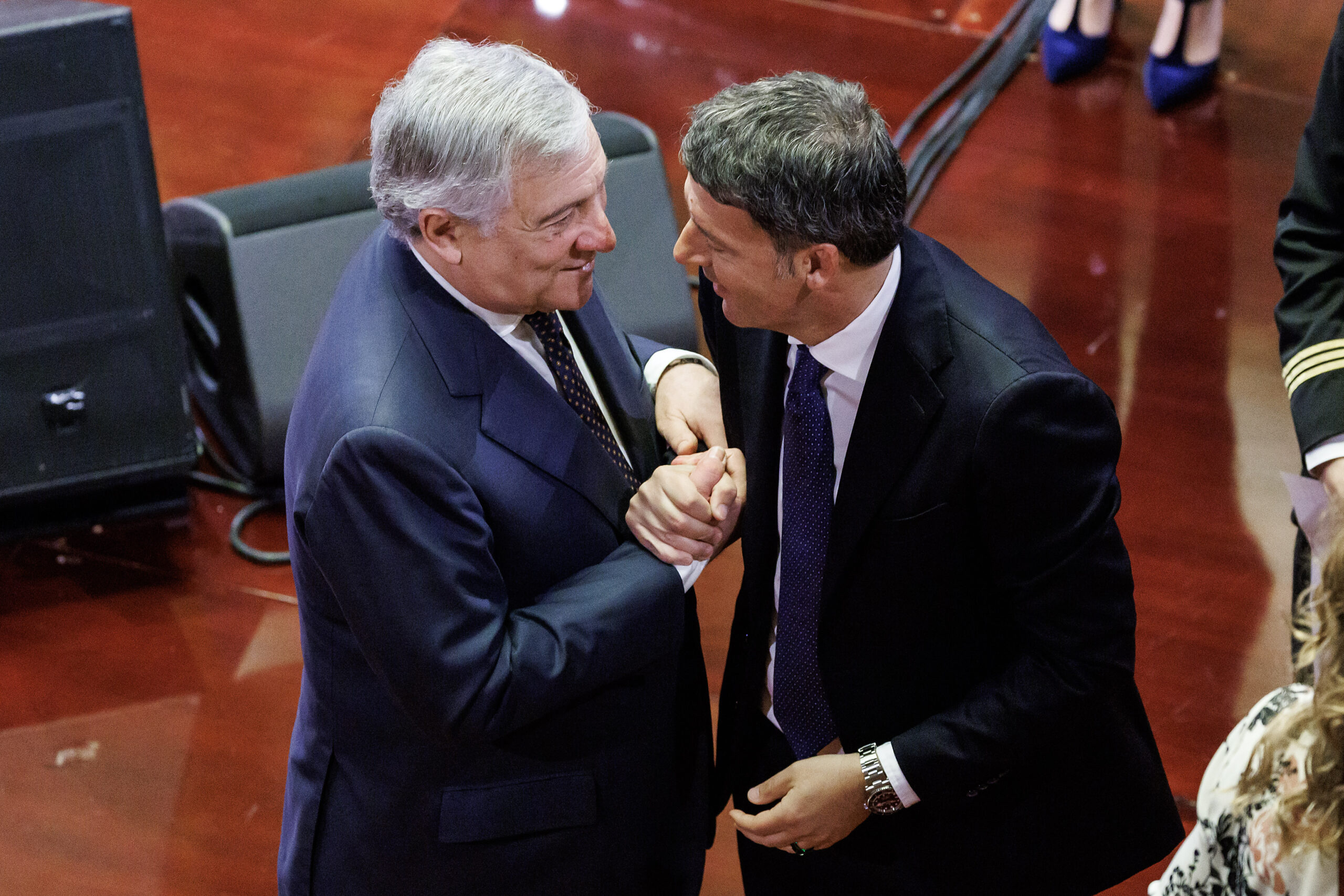 Renzi posta foto di Tajani in minigonna: “Ormai è un meme”