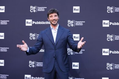 Sanremo 2027, ecco il Festival di De Martino: novità serata performance e IA al bando