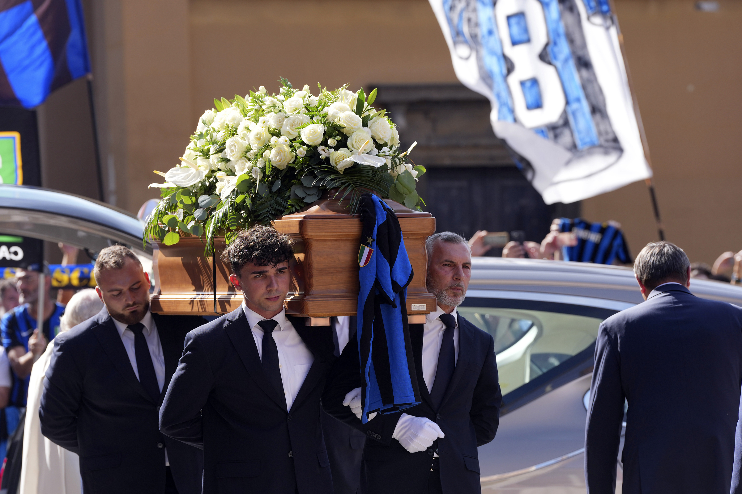 Sandro Mazzola, i funerali della leggenda dell’Inter in Sant’Ambrogio a Milano –