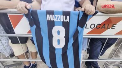 Funerali Sandro Mazzola, il popolo nerazzurro davanti a Sant'Ambrogio