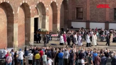 Funerali Mazzola, il feretro lascia Sant’Ambrogio: "Sandro uno di noi" il coro dei tifosi