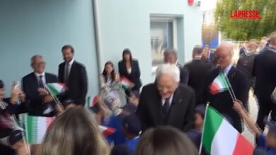 Amatrice, un bambino chiede a Mattarella: “Puoi rimettere il ‘Sì’ nell’inno nazionale?”