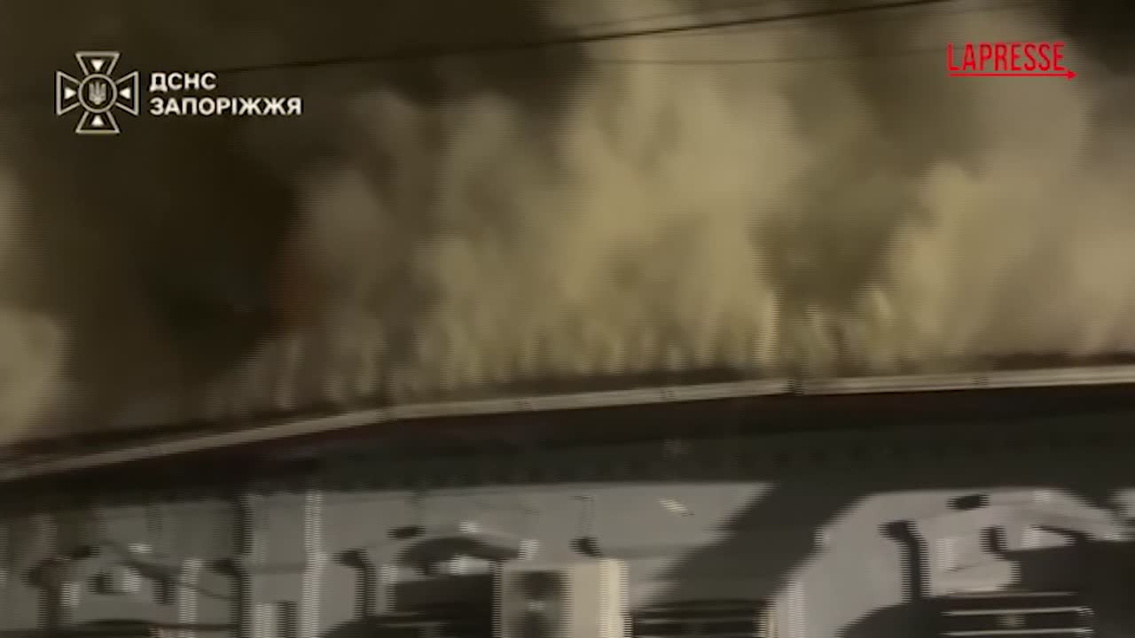 Ucraina, droni russi su Kiev e Zaporizhzhia: soccorritori al lavoro tra incendi 