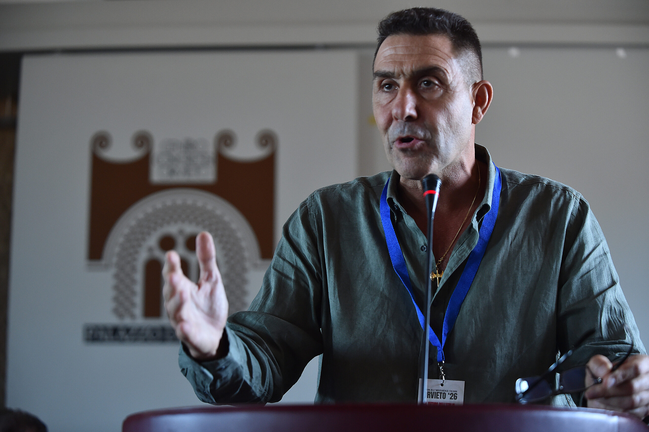 Vannacci e la polemica sulle parole di Tajani: “Donna con gonna lunga o corta? M