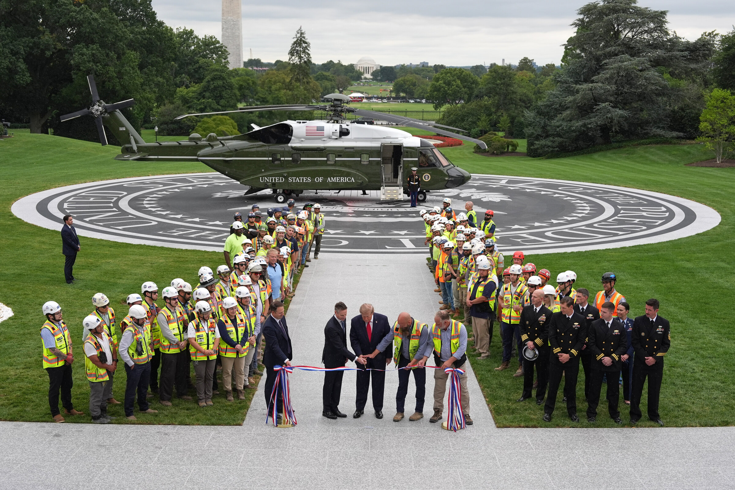 Donald Trump inaugura il nuovo eliporto della Casa Bianca