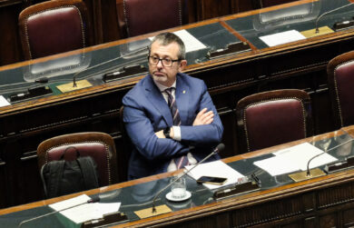 Caso Cospito, i giudici d’appello su Delmastro: “Usò informazioni riservate per fini politici”
