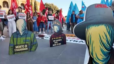 Operaio morto al Colosseo, la protesta di Cgil, Cisl e Uil davanti al monumento