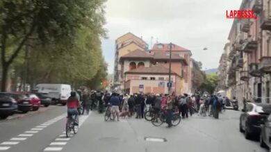 Bambino investito in bici a Torino, la 'ciclabile' umana per dire "Basta morire in strada"
