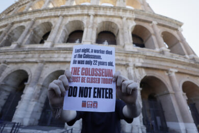 Operaio precipita e muore al Colosseo durante i lavori: si indaga per omicidio colposo
