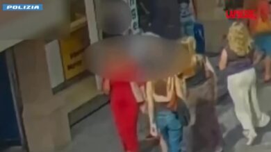 Firenze, strappano orologio da 88mila euro a turista Usa: il colpo ripreso dalle telecamere