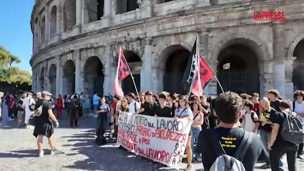 operaio morto al colosseo protesta di studenti e sindacati davanti al monumento da Lapresse.it operaio morto al colosseo protesta di studenti e sindacati davanti al monumento