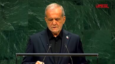 Assemblea Onu, Pezeshkian mostra foto di Khamenei e di bimbi uccisi in raid Usa